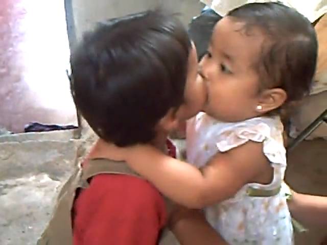 besos de niños de 9 en la boca