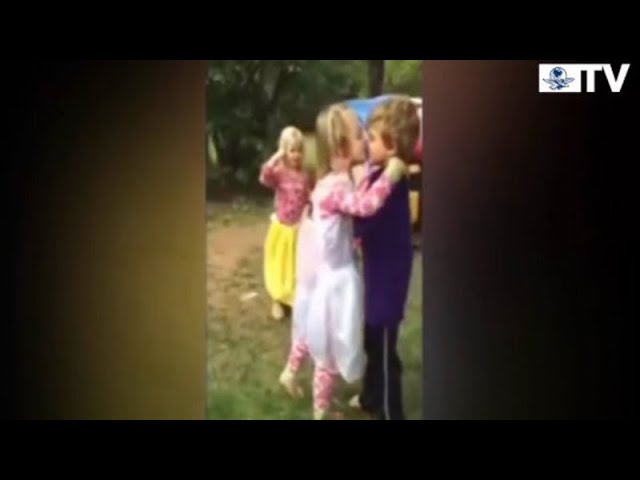 besos en la boca de niños de 12