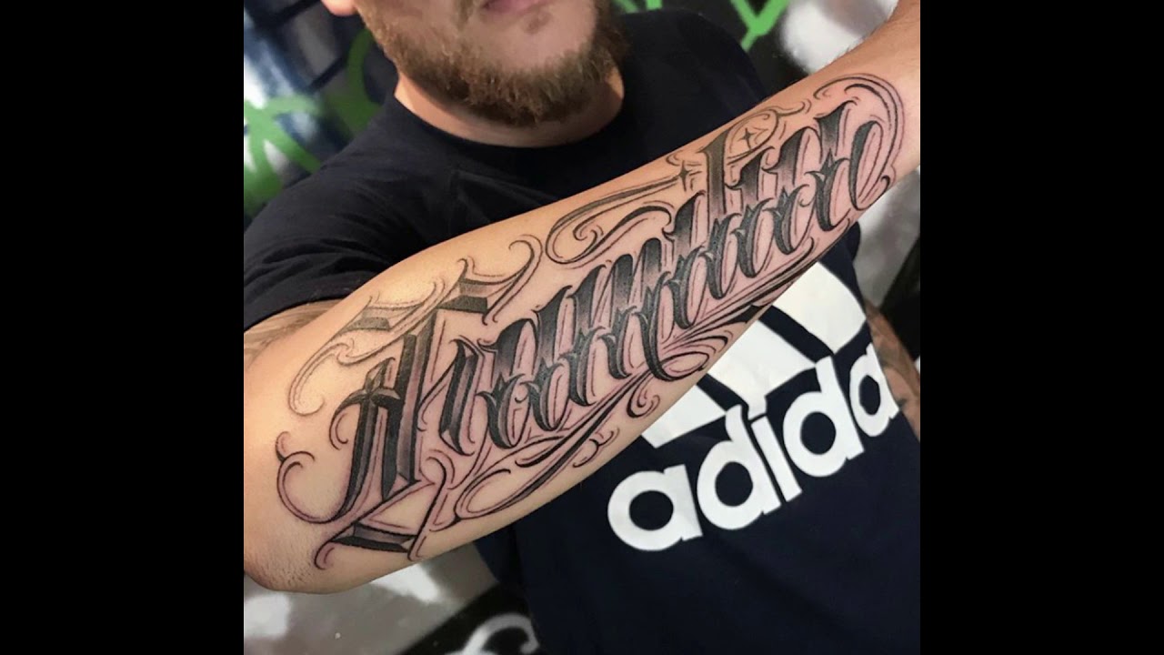 tatuajes de letras para hombres en el brazo