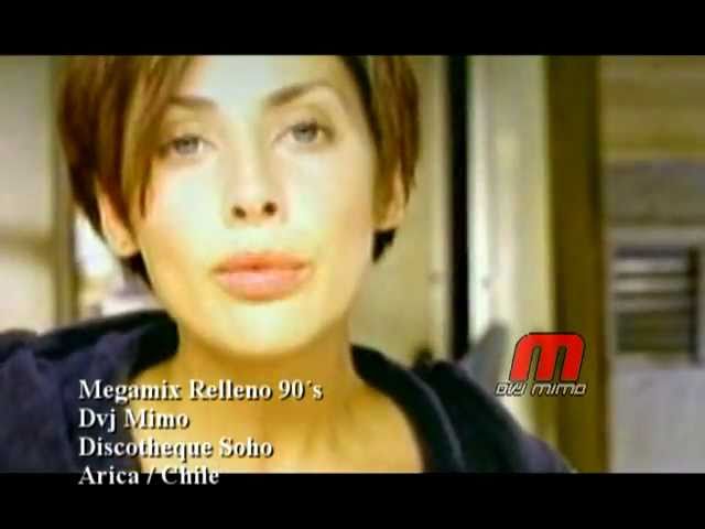 mujer cantante de pelo corto de los 90
